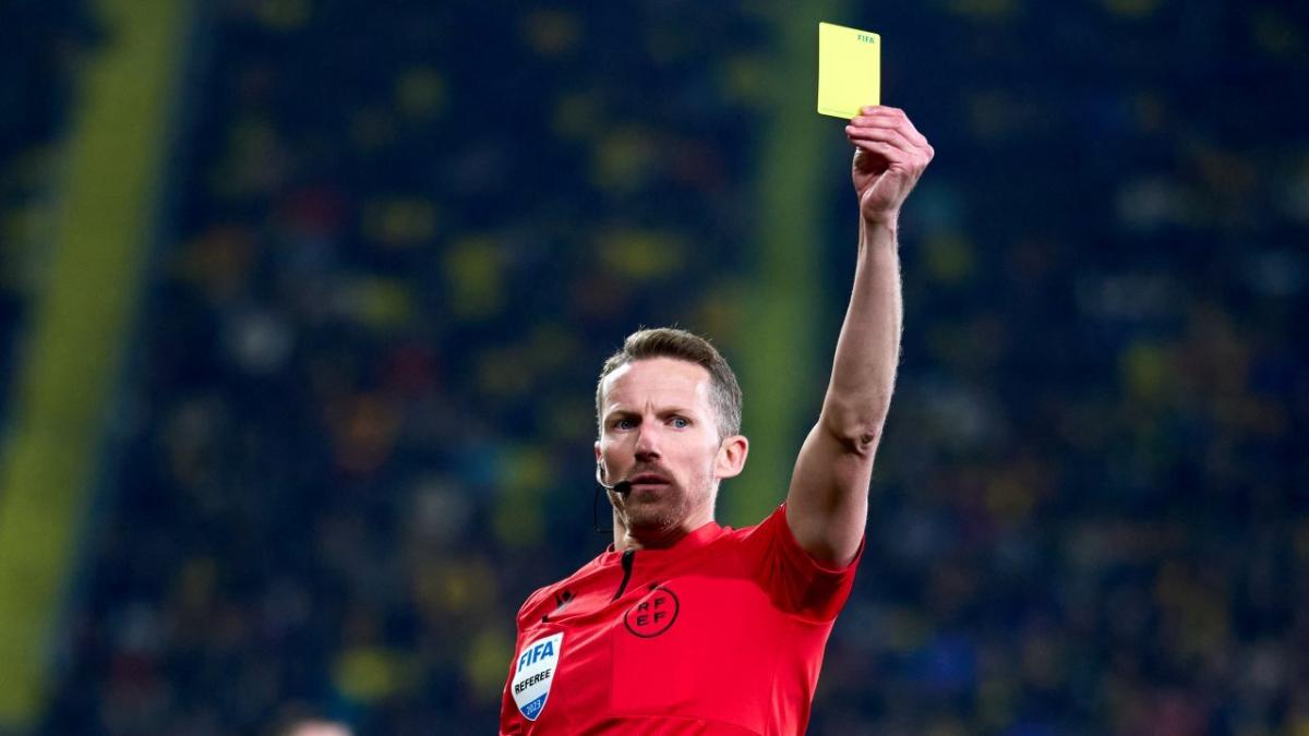 Referee Alejandro Hernandez Hernandez